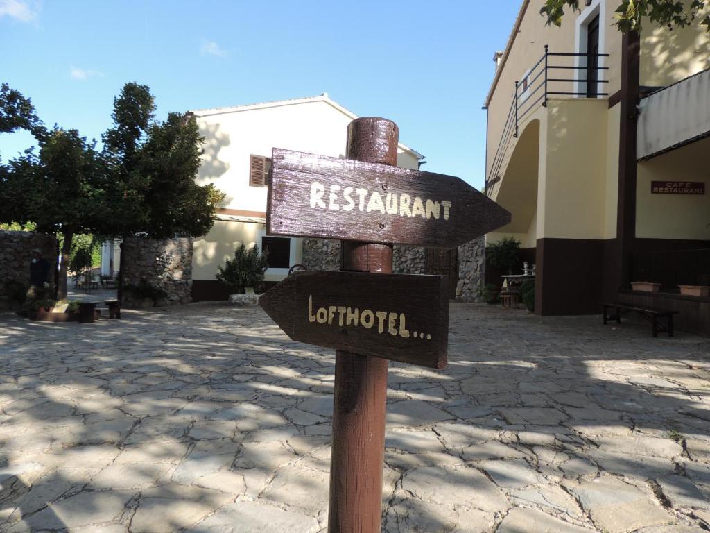 Loftotel Canet Esporles Ngoại thất bức ảnh